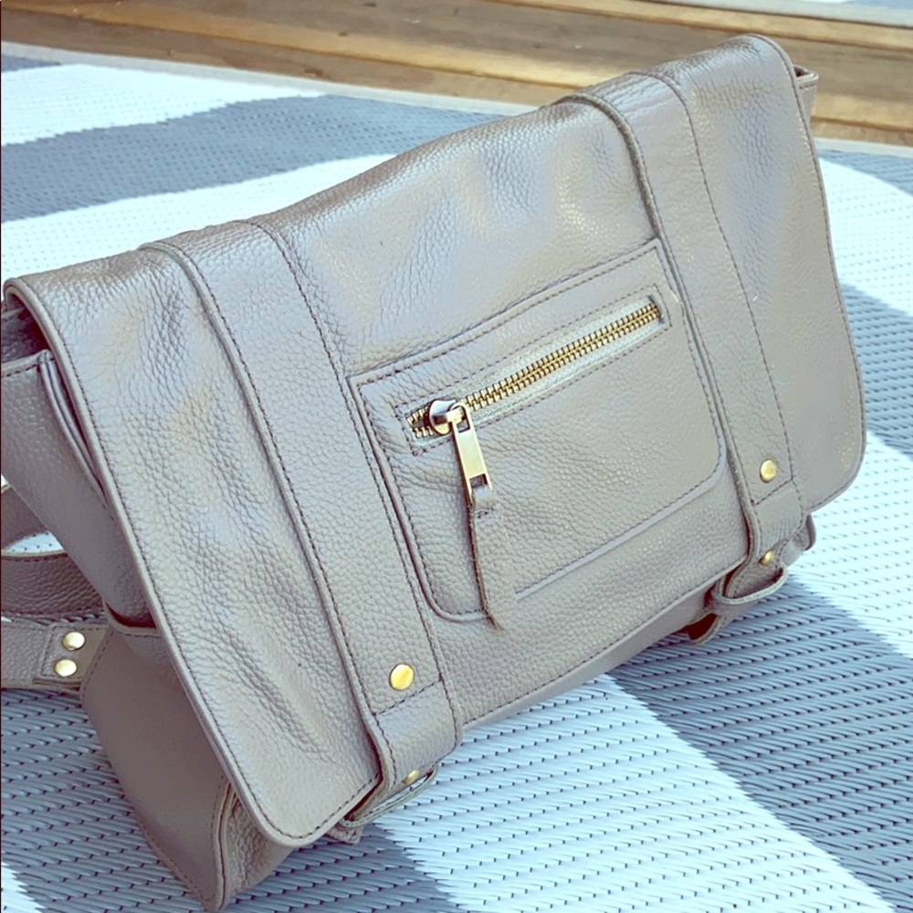 Vere Verto beautiful gray convertible bag!